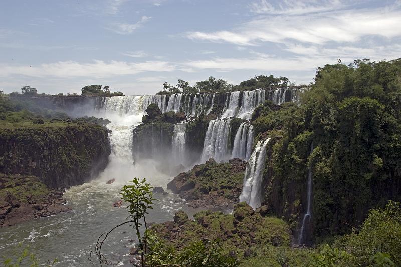 20071204_125007  D200 4000x2667.jpg - Iguazu Falls from along one of the lower circuit paths